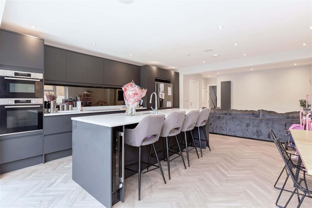 Property photo 2 of 13 Barrington Close_11.Jpg
