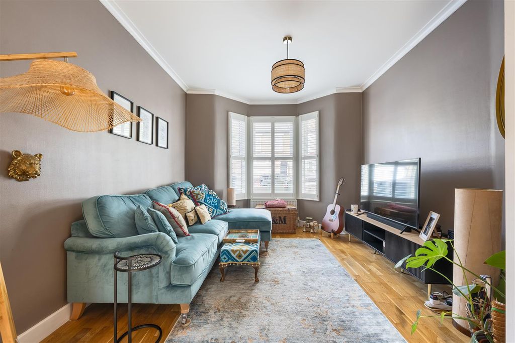 Property photo 2 of 24 Strone Road E7