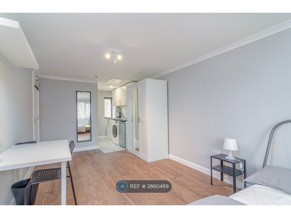 Property photo 3 of 6 Studio