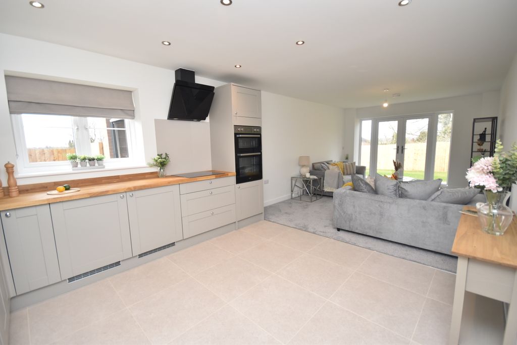 Property photo 2 of 17 Kitchen/Lounge