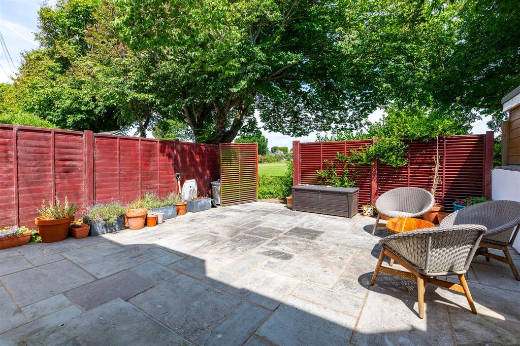 Property photo 3 of 16 Garden