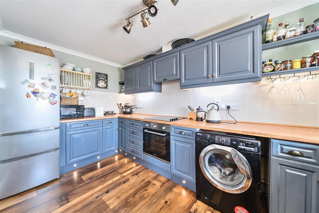 Property photo 3 of 19 Kitchen