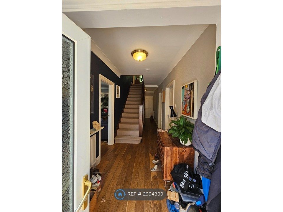 Property photo 3 of 30 Entrance Hall
