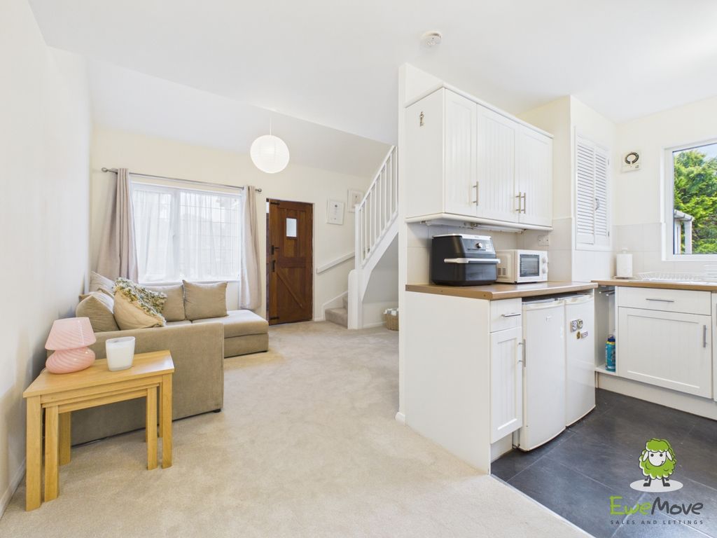 Property photo 2 of 18 Ewemove Estate Agents Basingstoke Van Dyck Close
