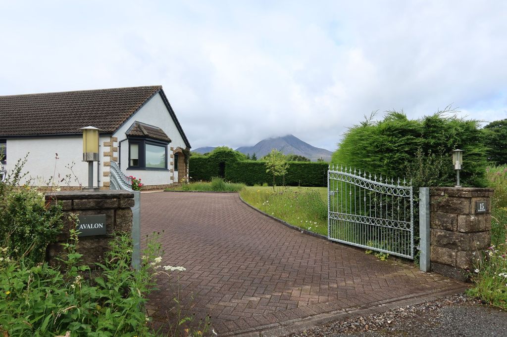 Property photo 2 of 81