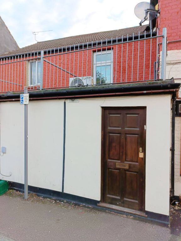 Property photo 1 of 19 3 Bed Terraced House To Rent Bridge Road, Grays Rm17