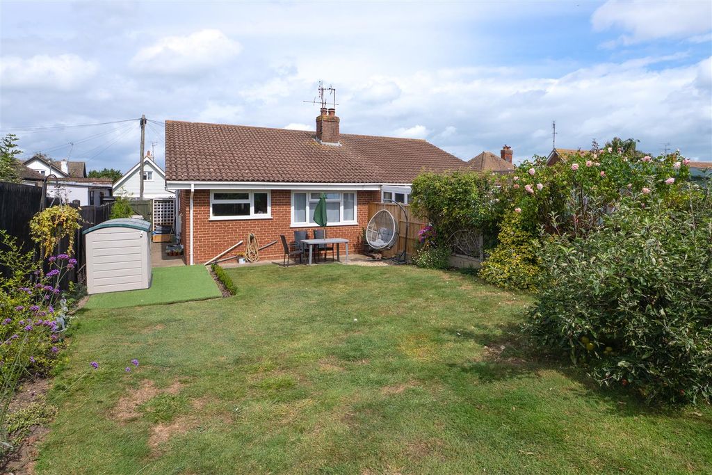 Property photo 2 of 12 Gordon Road, Whitstable