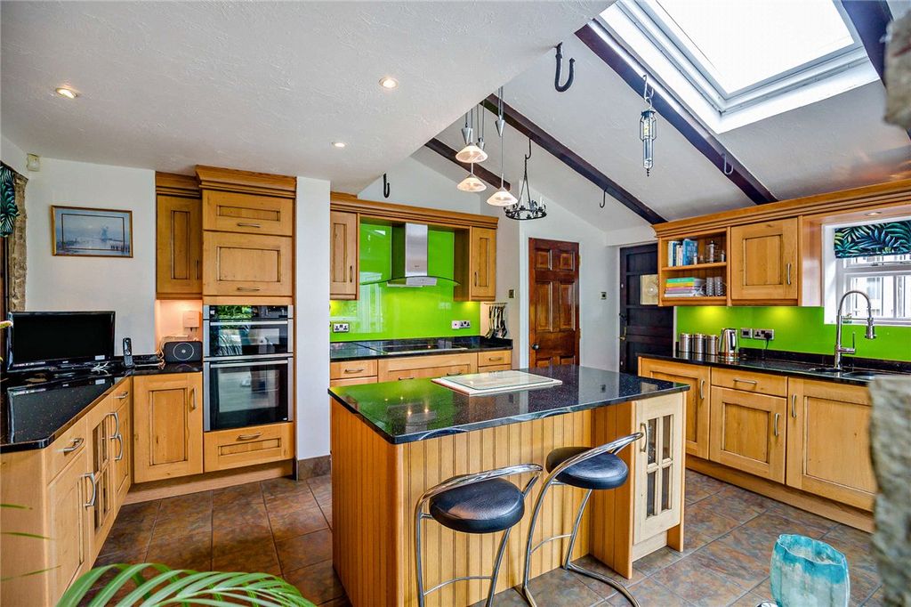 Property photo 2 of 33 Picture No. 18