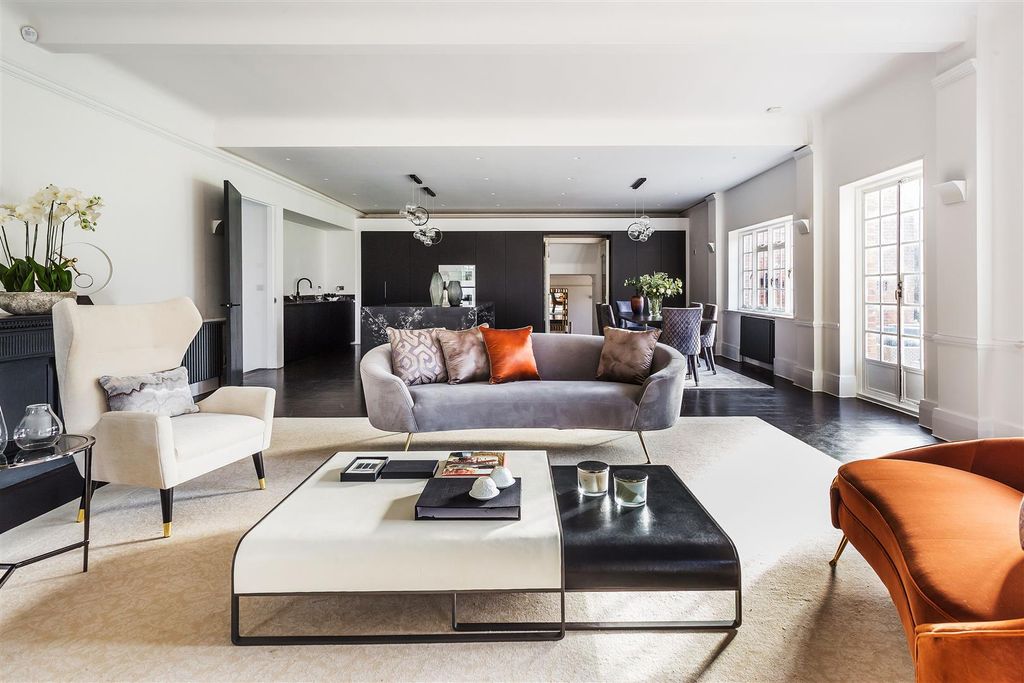 Property photo 3 of 38 House. Partnership