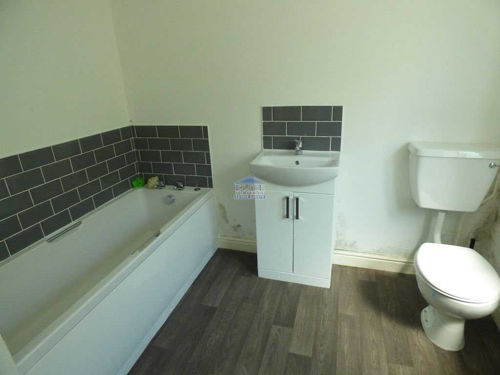 Property photo 3 of 11 Bathroom