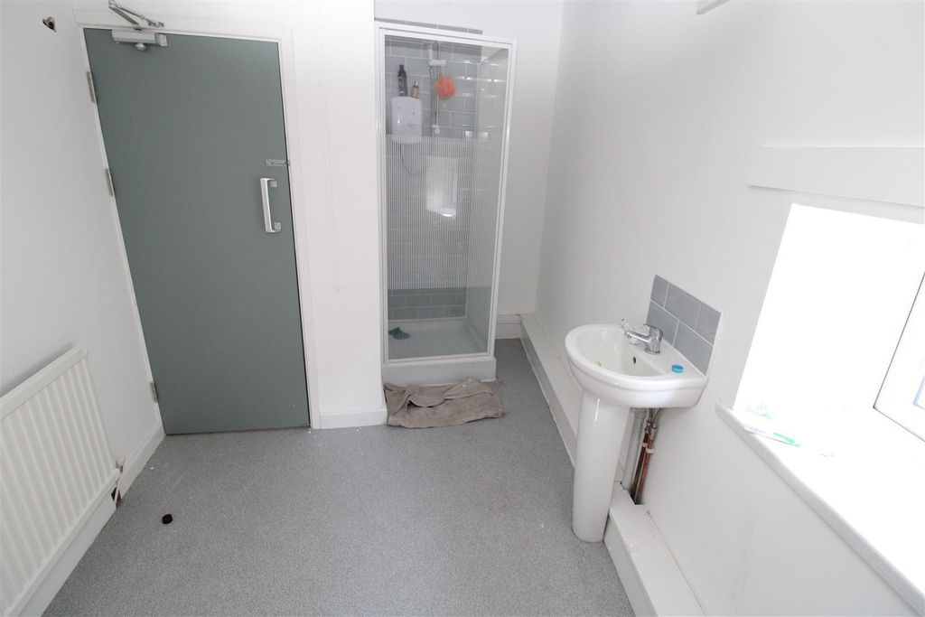 Property photo 2 of 7 71P - Bathroom 2.Jpg