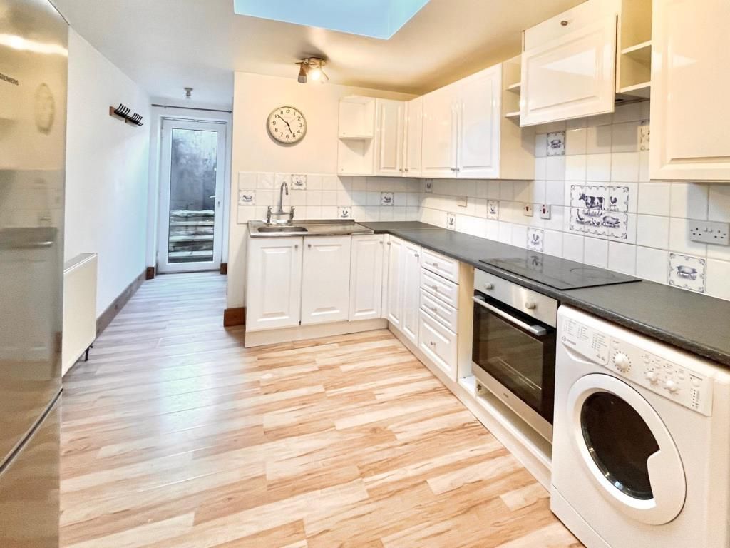 Property photo 3 of 11 Kitchen