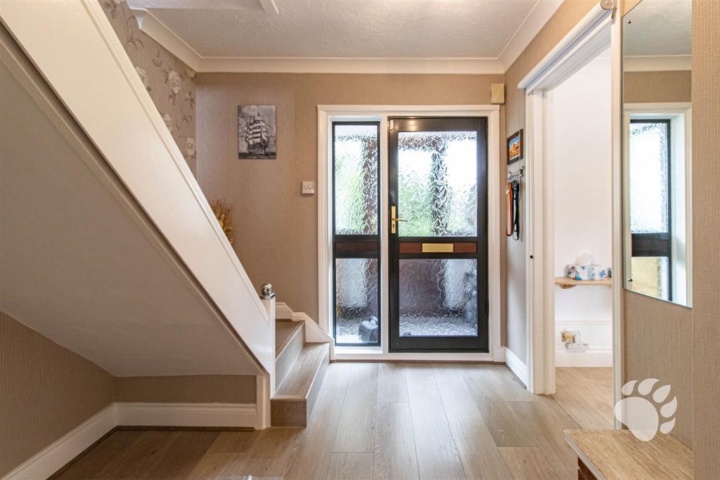 Property photo 3 of 17 Entrance Hall