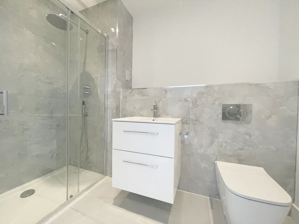 Property photo 3 of 7 Ensuite 1