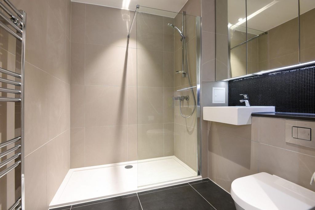 Property photo 3 of 10 Bathroom