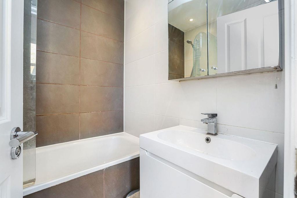 Property photo 3 of 10 Bathroom 2.Jpeg