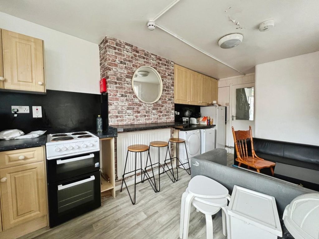 Property photo 3 of 11 Kitchen 2.Jpg