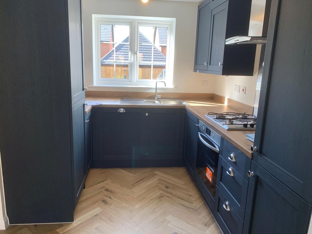 Property photo 3 of 10 Kitchen