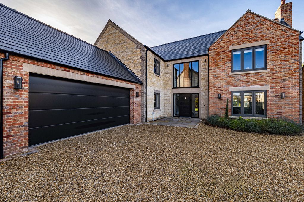 Property photo 1 of 32