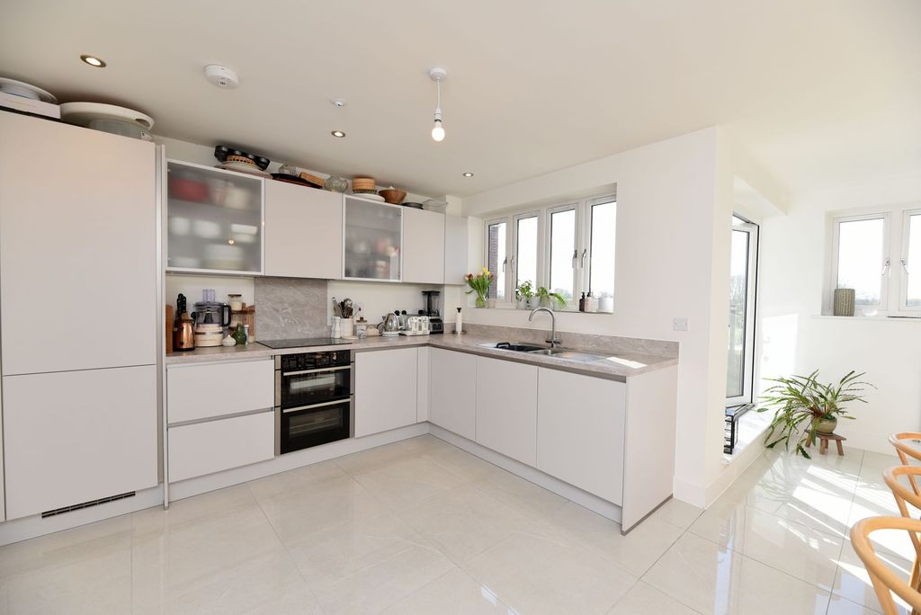 Property photo 3 of 32