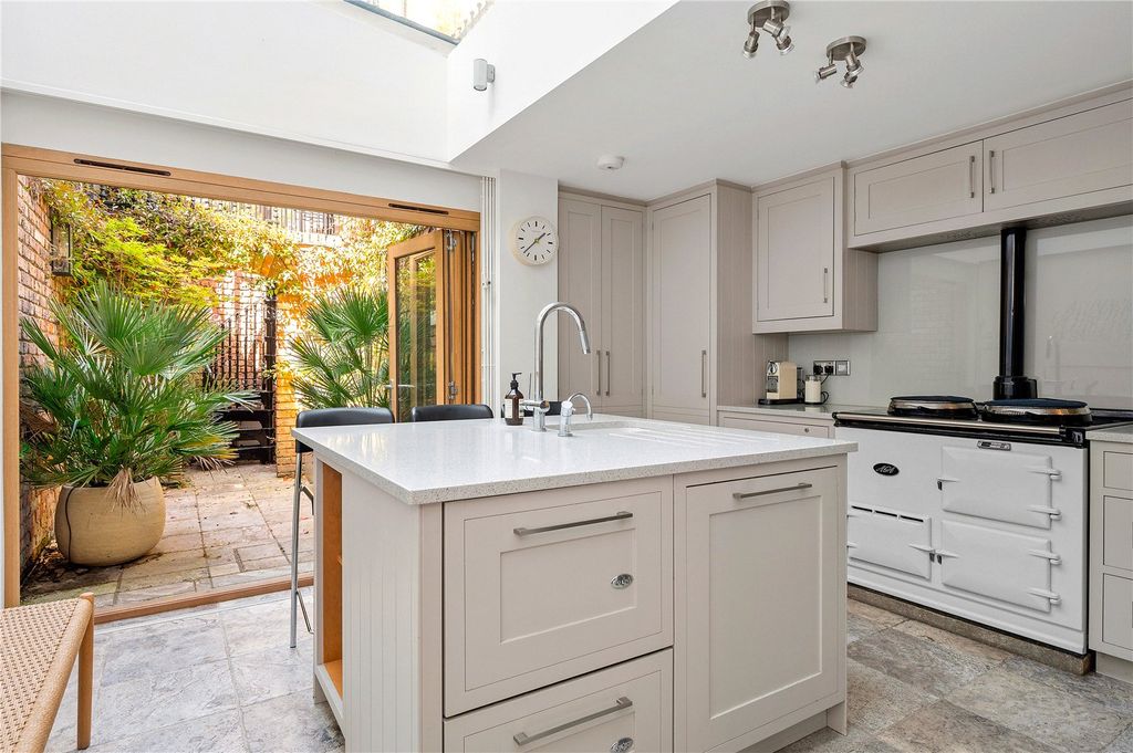 Property photo 3 of 18 Kitchen