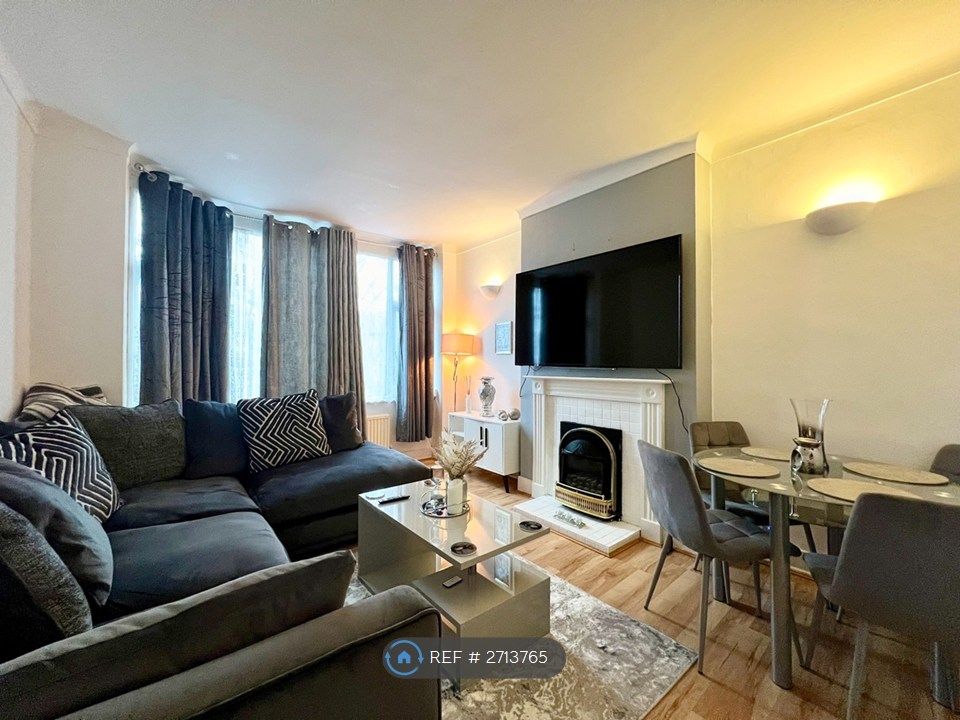 Property photo 1 of 13 Living Room