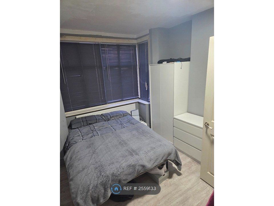 Property photo 2 of 12 Room 1 Furnished Ensuite