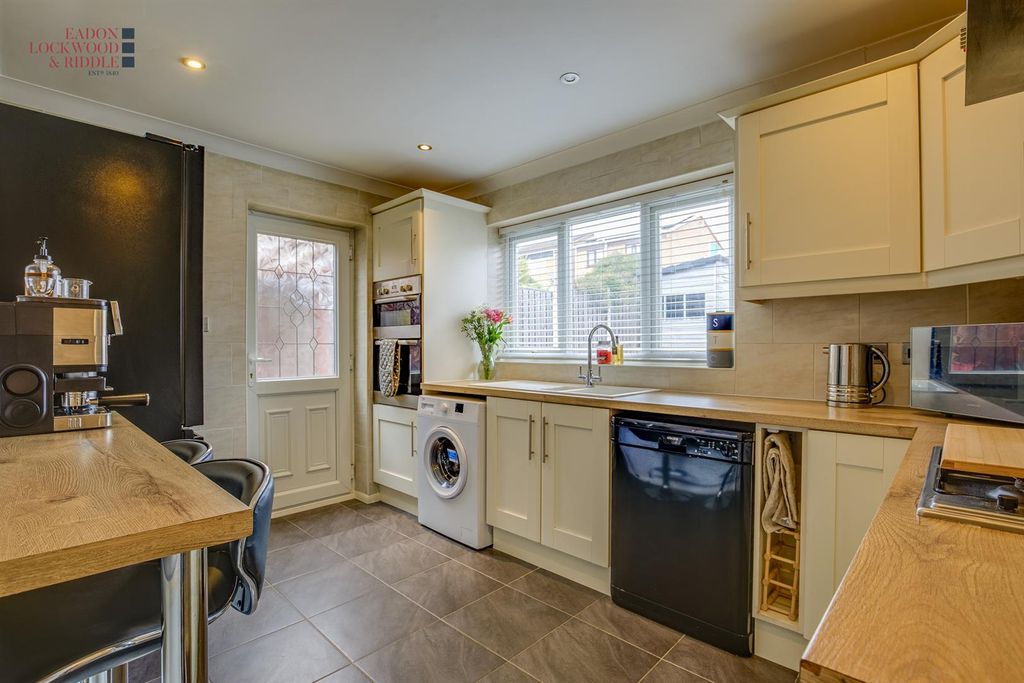 Property photo 3 of 17 Kitchen