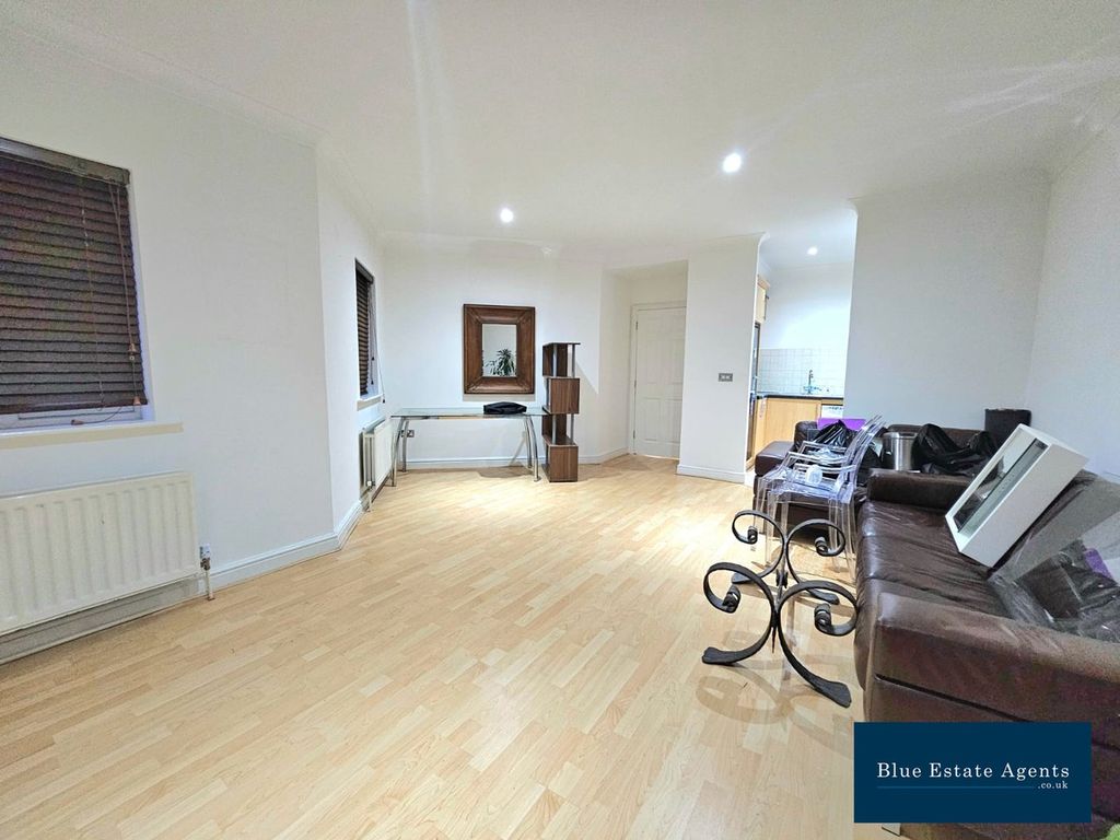 Property photo 3 of 16 Lounge