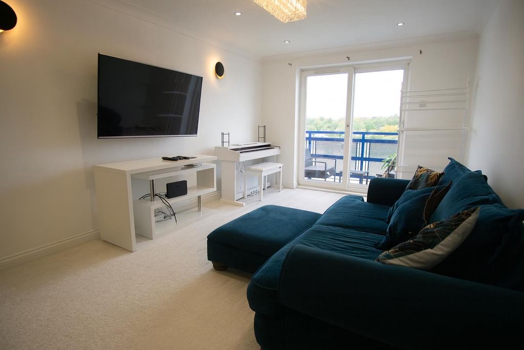 Property photo 3 of 12 Reception