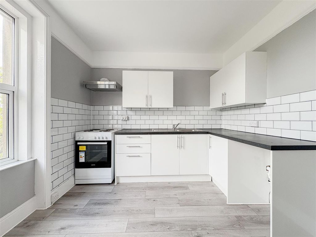 Property photo 3 of 18 Kitchen