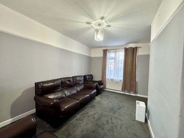 Property photo 3 of 14 Lounge.
