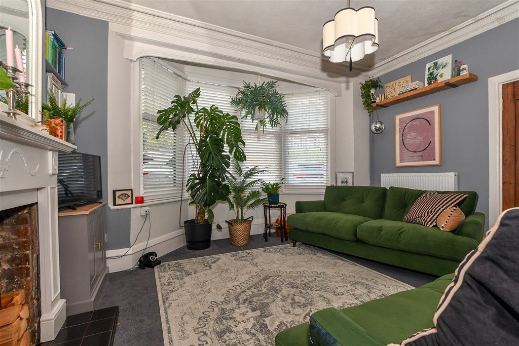 Property photo 3 of 16 Lounge