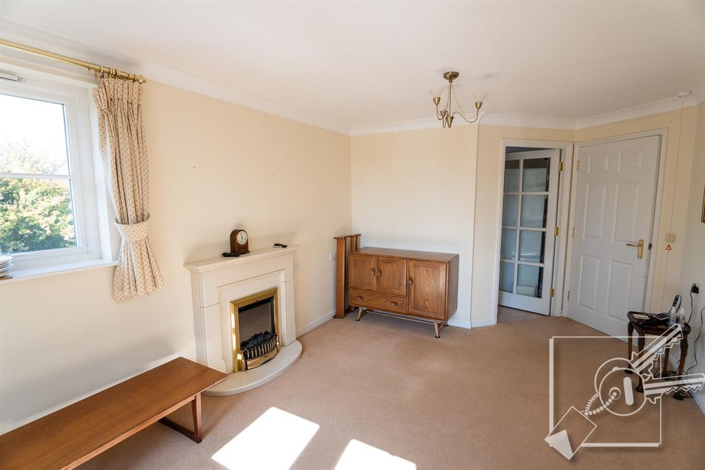 Property photo 3 of 21 Lounge