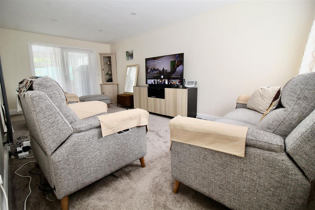 Property photo 3 of 19 Lounge