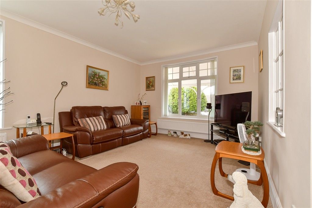 Property photo 2 of 16 Lounge
