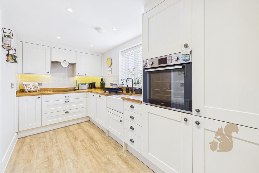 Property photo 3 of 21 Kitchen