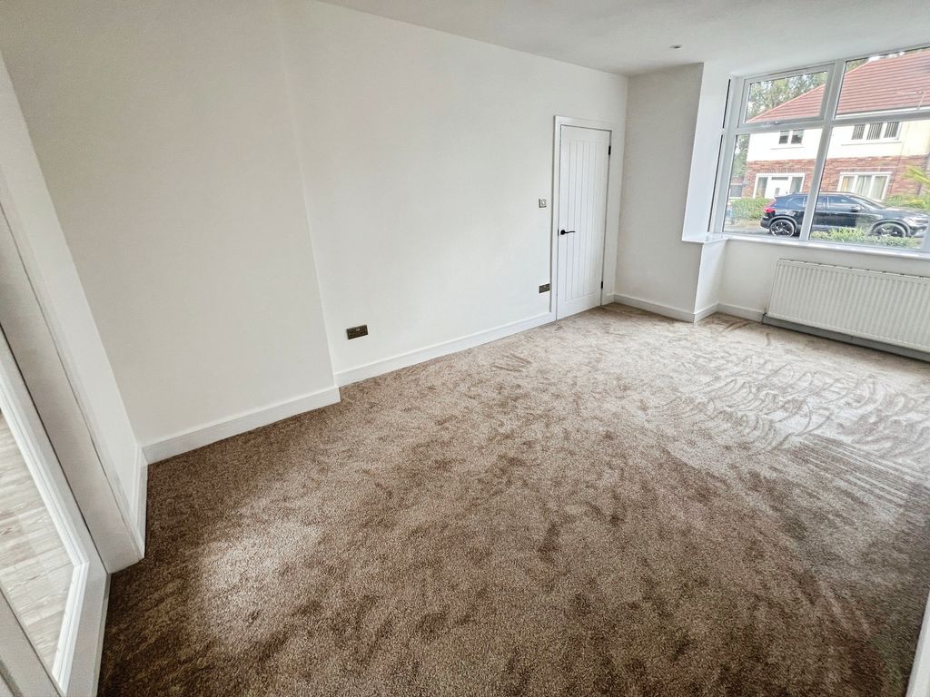 Property photo 3 of 14 Lounge