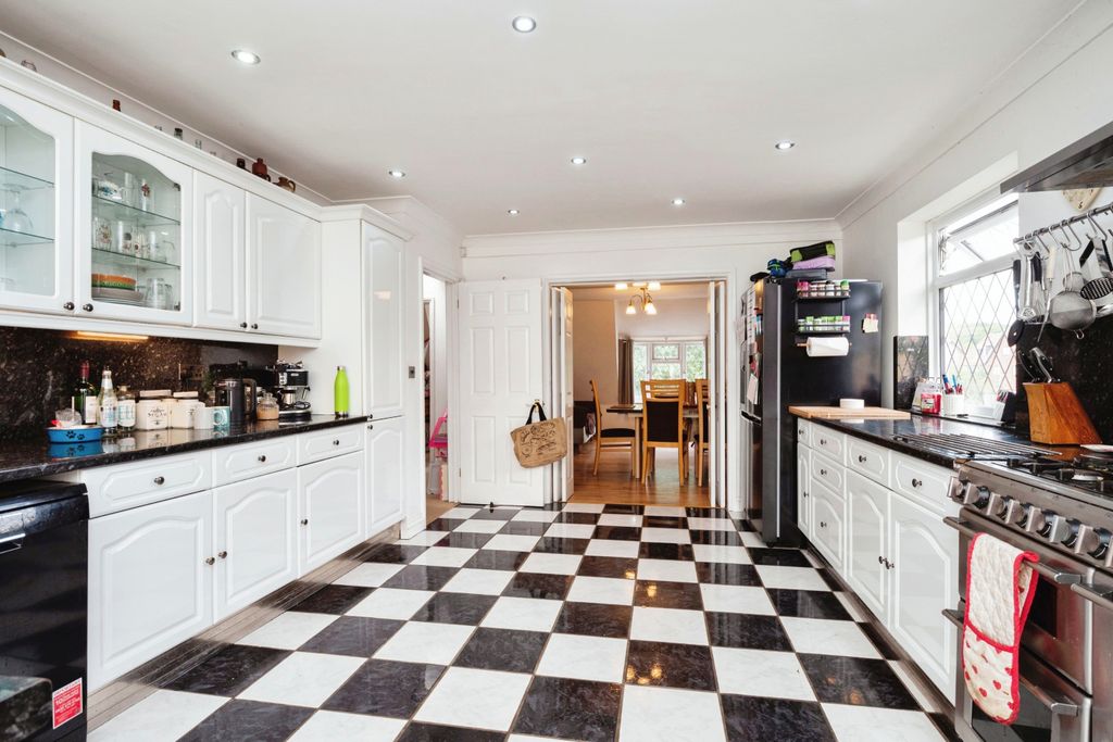 Property photo 3 of 17 Kitchen