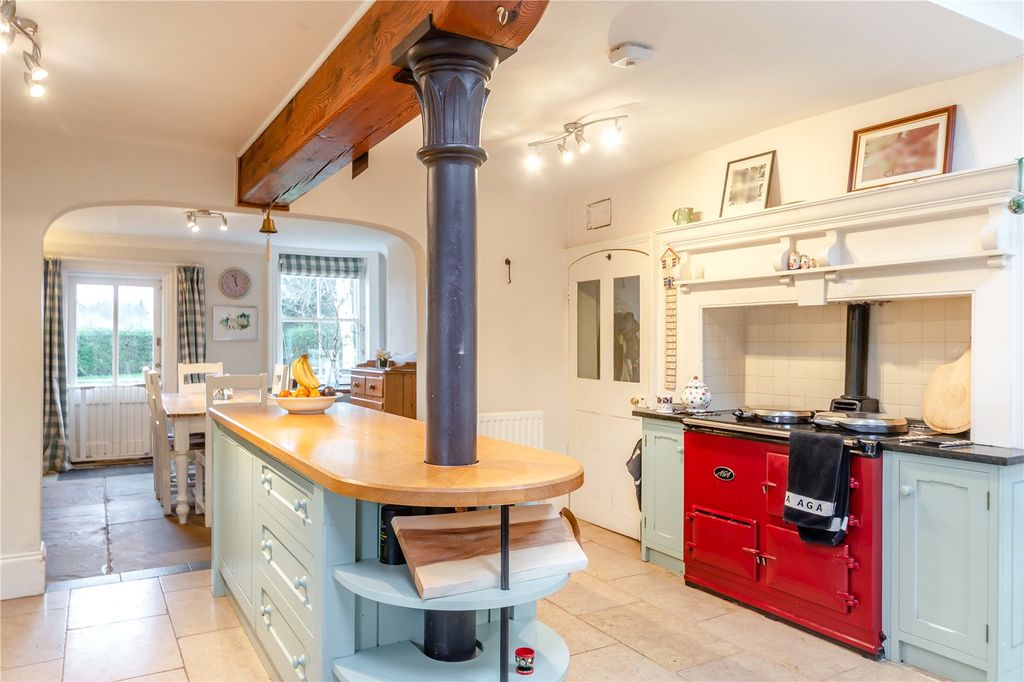 Property photo 3 of 19 Kitchen