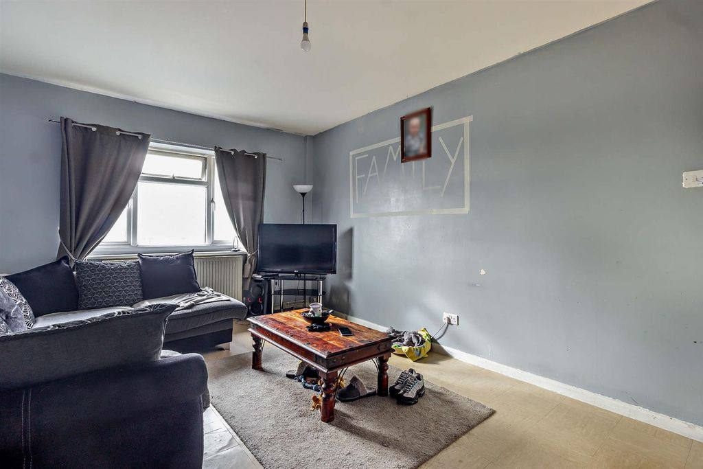 Property photo 3 of 8 8637814-Interior05-800.Jpg