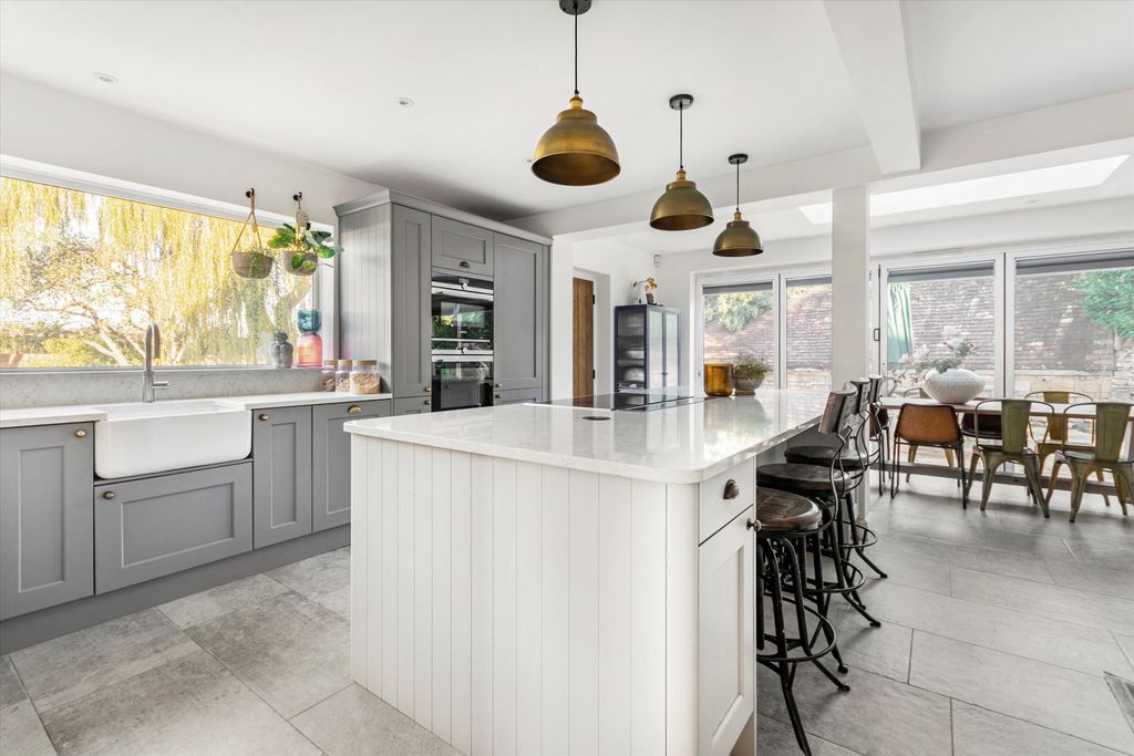 Property photo 3 of 28 Image