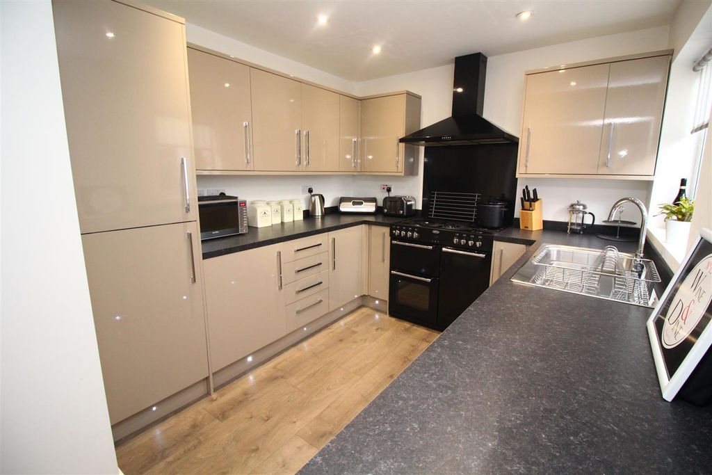 Property photo 3 of 14 Kitchen
