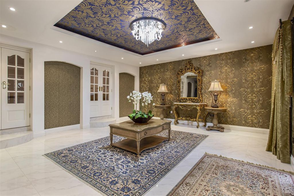 Property photo 3 of 43 Entrance Hall