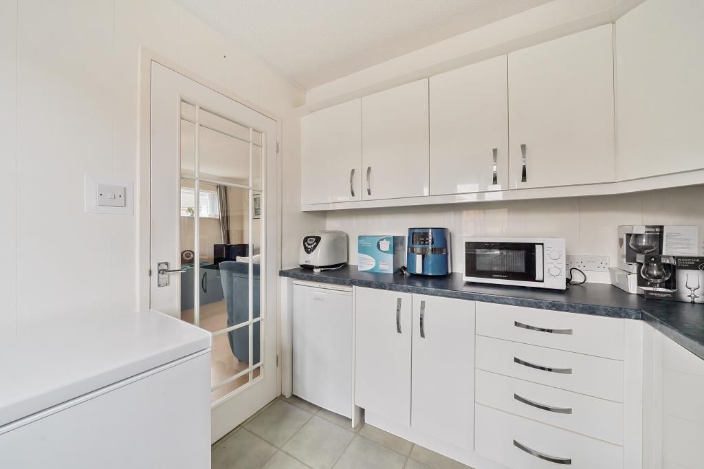 Property photo 3 of 10 Kitchen