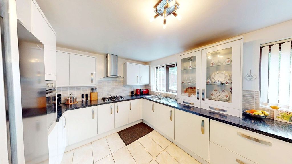 Property photo 3 of 17 Kitchen