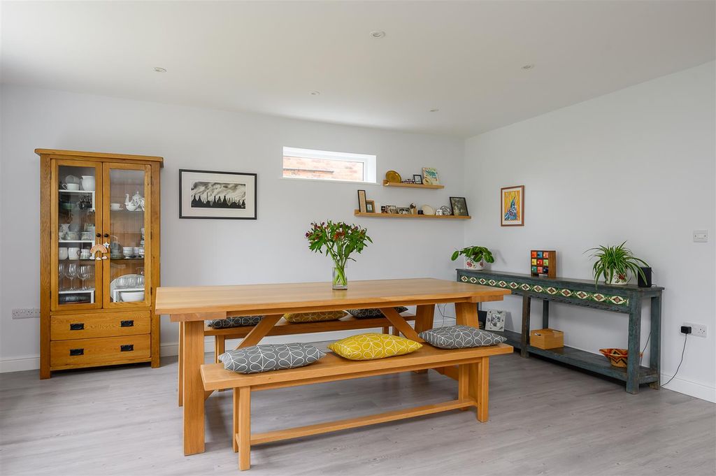 Property photo 3 of 19 Dining Area