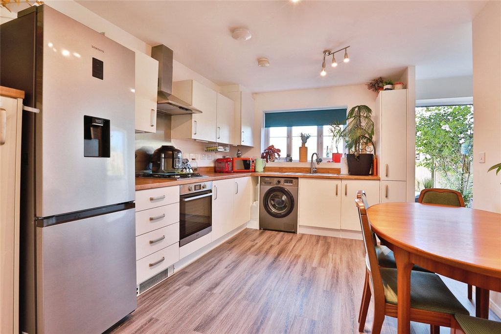 Property photo 2 of 15 Picture No. 11