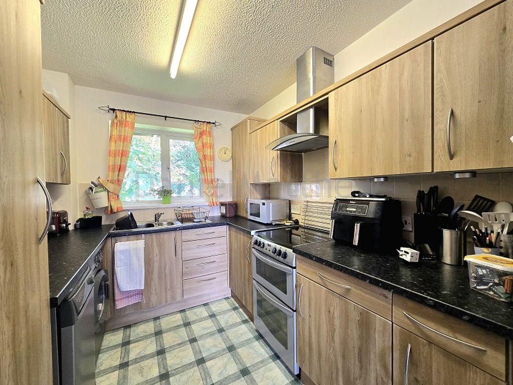 Property photo 2 of 7 Kitchen