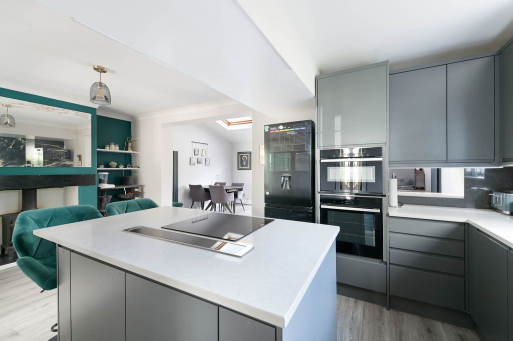 Property photo 3 of 21